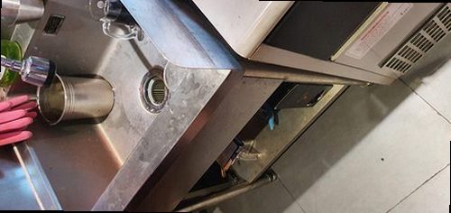안성 석정동 하수구막힘 배수구 주변의 물 고임과 역류 여부를 확인하는 모습