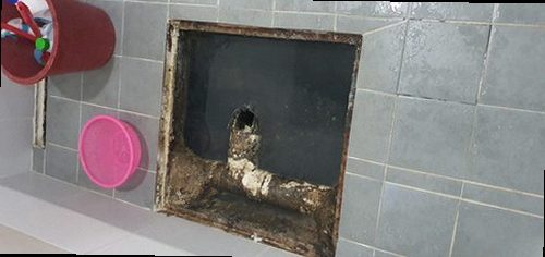 안성 대덕면 하수구막힘 배수가 느려진 욕실 배수구와 주변 물 고임 상태