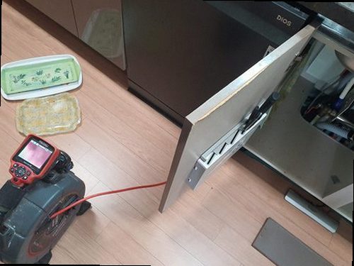 안성 신흥동 하수구막힘 세면대 배수구와 내부 상태를 확인하는 현장 점검