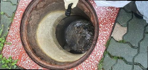 안성 원곡면 하수구막힘 물이 천천히 빠지고 배수구 주변에 물이 고인 처치 전 모습