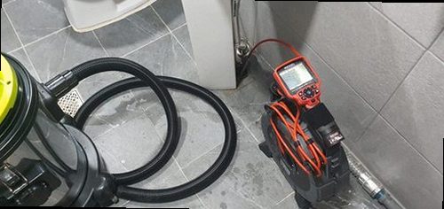 안성 하수구막힘 배관 내부를 정리한 뒤 물 흐름을 확인하는 작업 장면